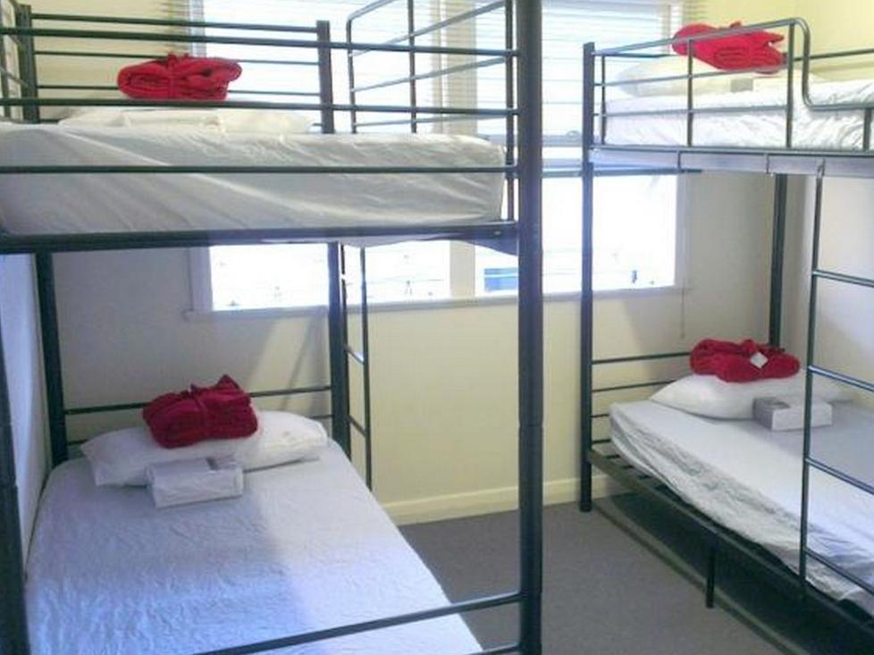 Some Rooms Backpacker West End Exterior photo